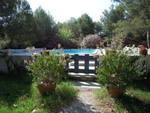 Pemandangan kolam renang di Manade Cavallini - Mas de Pioch atau di dekatnya