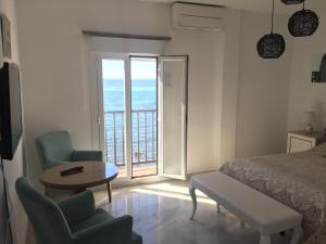 En eller flere senge i et værelse på Balcon Del Mar Primera Linea de Playa + 38 billeder