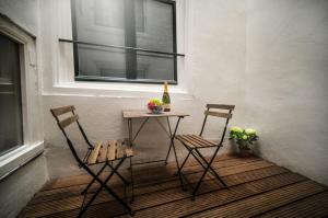 una mesa con 2 sillas y una botella de vino en Beautiful DutchHouse Centrum, en Ámsterdam
