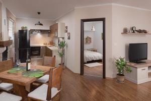 a living room with a dining table and a kitchen at Vecchio mercato Pula Apartman in Pula