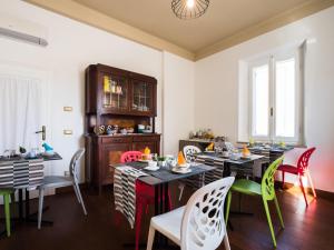 una sala da pranzo con tavoli e sedie colorate di B&B VILLA TOZZA a Senigallia