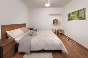 Un dormitorio con una cama con ositos de peluche. en Vecchio mercato Pula Apartman, en Pula