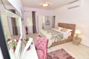 ein Schlafzimmer mit einem Bett und einem Stuhl darin in der Unterkunft Sea Horse in Zadar