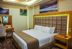 Postel nebo postele na pokoji v ubytování Muscat Plaza Hotel + 37 fotografií