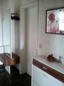 a room with a dresser and a mirror at Ferienwohnung Sonne-Stadtrand Dresden in Moritzburg