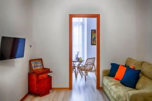 - un salon avec un canapé et une table dans l'établissement TriesteHost - Via Torino, à Trieste