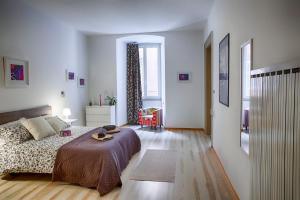 una camera con un letto e una camera con una finestra di TriesteHost - Via Torino a Trieste