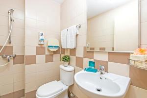 W łazience znajduje się umywalka, toaleta i lustro. w obiekcie Hotel 81 Geylang w Singapurze