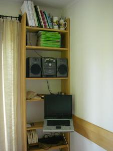 タクセンバッハにあるFerienhaus Yeraのラップトップコンピュータ(客室内の棚に座って利用可)