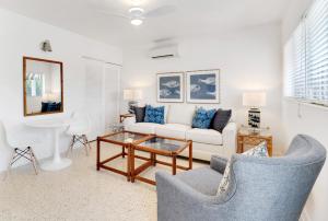 a living room with a couch and a table at The Gondolier Inn in Naples