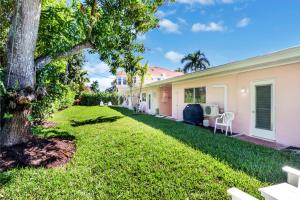 a yard in front of a house with a tree at The Gondolier Inn in Naples