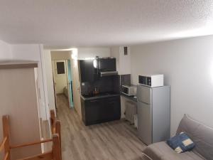 ein kleines Zimmer mit einer Küche und einem Wohnzimmer in der Unterkunft Appartement vue Mer in Le Barcarès