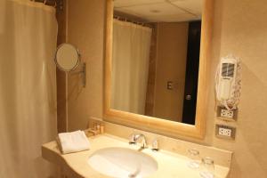 A bathroom at Sol de Oro Hotel & Suites