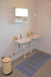 Ett badrum på Tuomarniemi Cottages