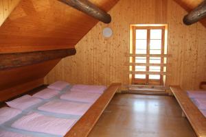 een kamer met twee stapelbedden en een raam bij Albergo San Gottardo in Airolo