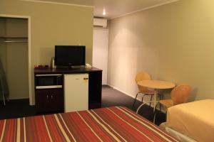 Televiisor ja/või meelelahutuskeskus majutusasutuses Sai Motels - Greenlane Auckland