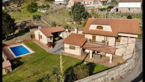 una vista aérea de una casa con piscina en Casa Ameán, en Pontevedra