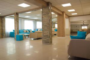 una hall con divani e sedie in un edificio di Hotel Costa Mediterraneo a El Arenal Altre 38 foto