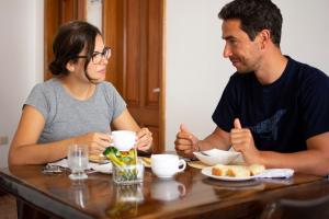 een man en een vrouw aan een tafel bij Hotel Santa Fe in Puerto Ayora