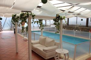 een woonkamer met een bank en een zwembad bij Turismo Homes Solar Do Areal in Braga