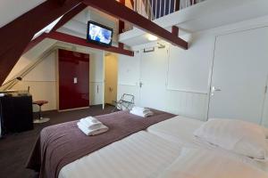 Een bed of bedden in een kamer bij Hotel de Gaaper