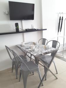 布宜諾斯艾利斯的住宿－Esmeralda y Av Córdoba Microcentro，餐桌、椅子和平面电视