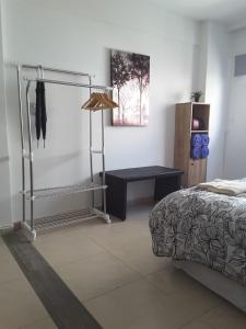 布宜諾斯艾利斯的住宿－Esmeralda y Av Córdoba Microcentro，一间卧室配有一张床和一张桌子及一张桌子