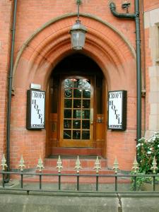 einen Eingang zu einem Backsteingebäude mit einer Tür in der Unterkunft Croft Hotel in Leicester