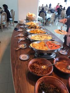 uma longa mesa cheia de diferentes tipos de alimentos em Ocean Resort em Green Island