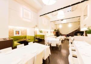 un ristorante con tavoli bianchi e sedie bianche di APA Hotel Fujichuo a Fuji
