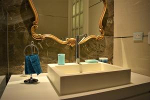 a bathroom with a sink and a mirror at La Casa de Lola BA in Buenos Aires
