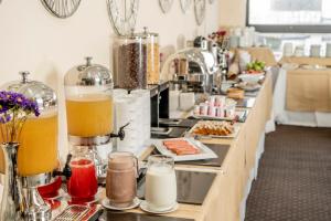 una linea a buffet con un sacco di cibo e bevande di Gran Cavancha Suite a Iquique