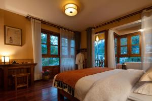 um quarto com uma cama grande e janelas em Moondance Boutique Resort em Yangshuo
