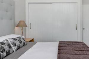 Cama ou camas em um quarto em Luxury Mt Eden Apartment