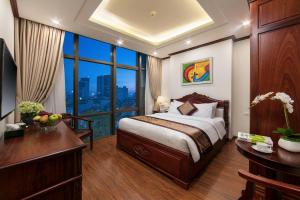 Postel nebo postele na pokoji v ubytování Royal St Hanoi Hotel