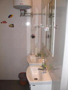 Hostel Delil tesisinde bir banyo