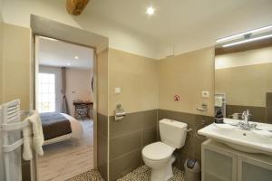Ένα μπάνιο στο chambres d hotes Le Mas Julien piscine chauffée adult only +67 φωτογραφίες