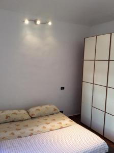 トリノにあるCasa Belfiore 51の白い壁のベッドルーム1室(ベッド1台付)