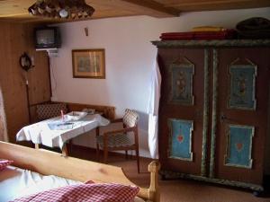 Ein Bett oder Betten in einem Zimmer der Unterkunft Gästehaus Bichl