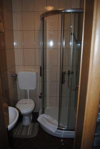 Koupelna v ubytování Hotel Gacka + 33 fotografií