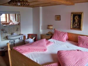 En eller flere senge i et værelse på Gästehaus Bichl