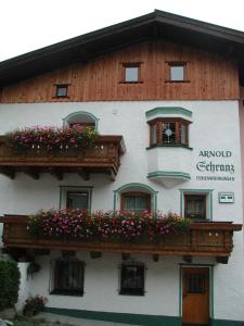 un edificio con fiori sui balconi di Haus Arnold Schranz a Sankt Anton am Arlberg