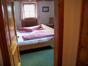 Ein Bett oder Betten in einem Zimmer der Unterkunft Gästehaus Bichl