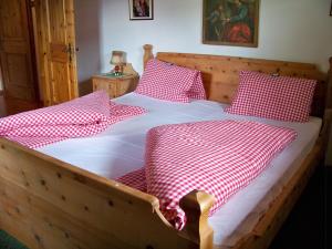 Ein Bett oder Betten in einem Zimmer der Unterkunft Gästehaus Bichl