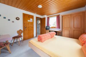 A bed or beds in a room at Hotel Cuntera