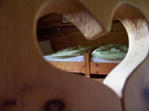 Ein Bett oder Betten in einem Zimmer der Unterkunft Gästehaus Bichl