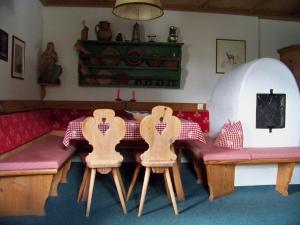 Ein Sitzbereich in der Unterkunft Gästehaus Bichl