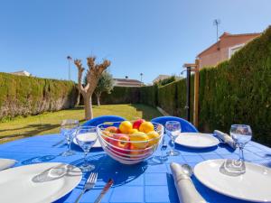 uma mesa azul com uma taça de fruta em Holiday Home Campo Olivar by Interhome em Els Poblets