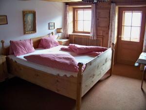 Ein Bett oder Betten in einem Zimmer der Unterkunft Gästehaus Bichl