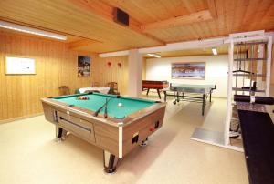 Biliár nebo kulečník v ubytování Hotel Alpenhof